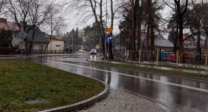Ul. Konstytucji - slalomem czy wężykiem?