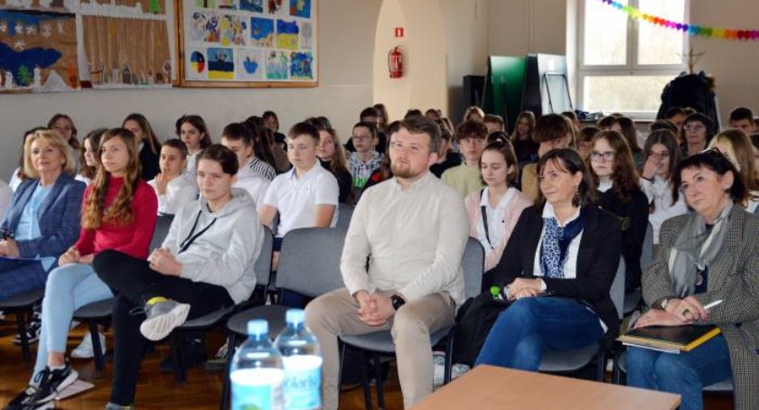  Żywa lekcja historii - spotkanie przedstawicieli różnych szkół ze Starachowic