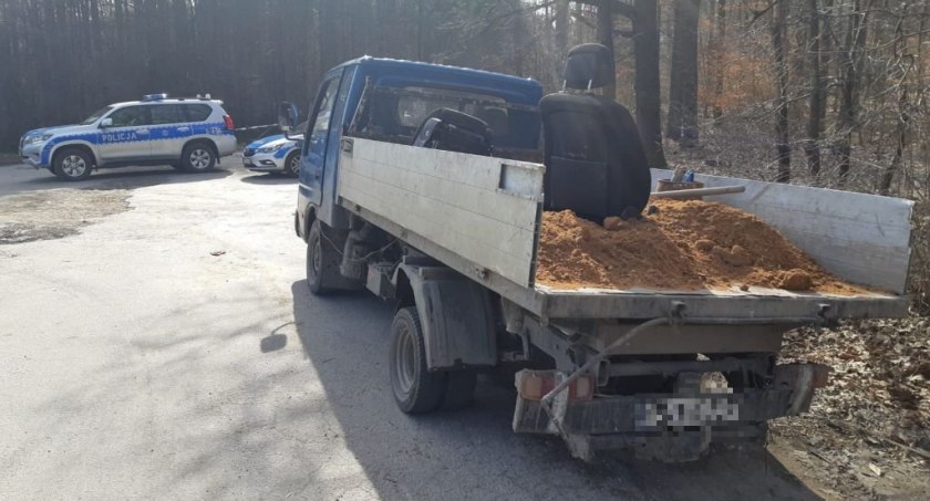 Dostawczy pojazd do naprawy. 43-latek z mandatem od policjantów KPP Starachowice