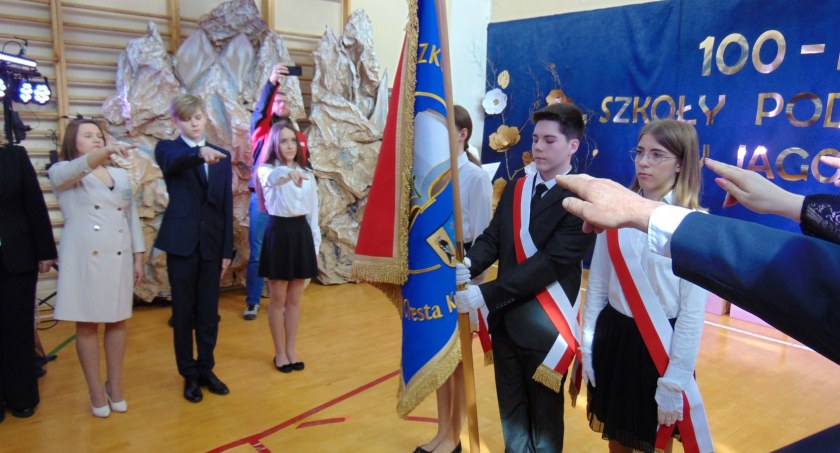 100-letnia szkoła w Jagodnem z patronem i sztandarem