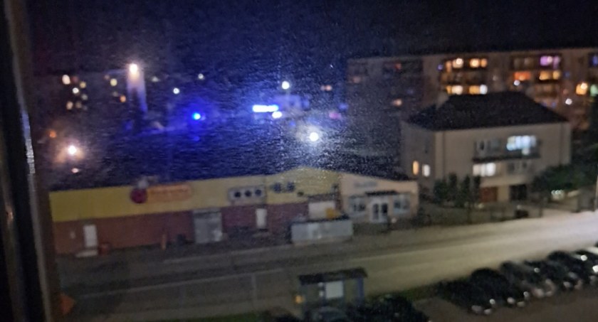 Interwencja policjantów i strażaków w Starachowicach. Wyczuwalny gaz w mieszkaniu