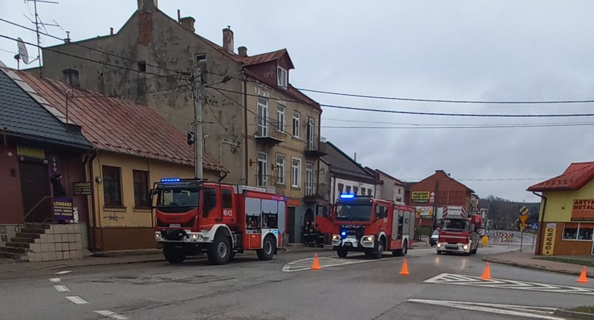 PILNE: strażacka akcja w kamienicy w Starachowicach. Trzy rodziny ewakuowane z budynku