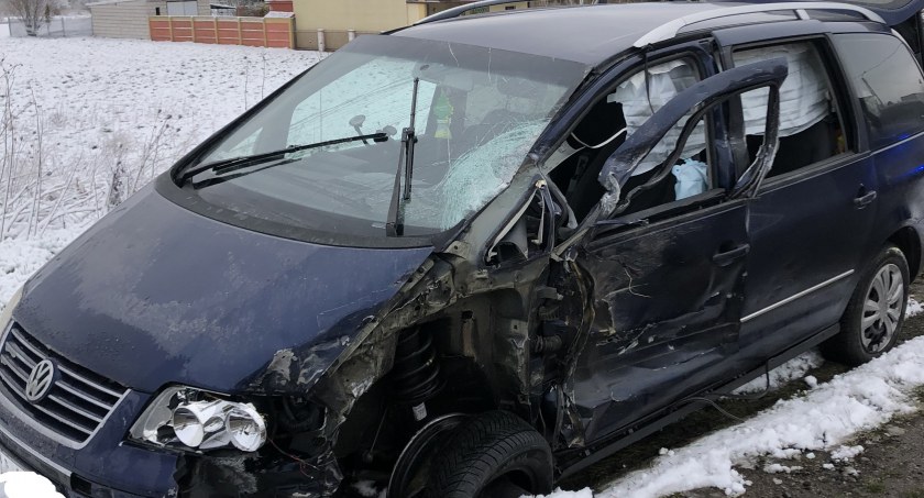 Kolizja dwóch samochodów w Kuczowie. Okoliczności zdarzenia wyjaśniali policjanci