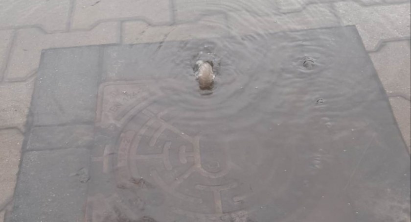 Woda cieknie i końca nie widać. Jak radny nie może to kto pomoże?
