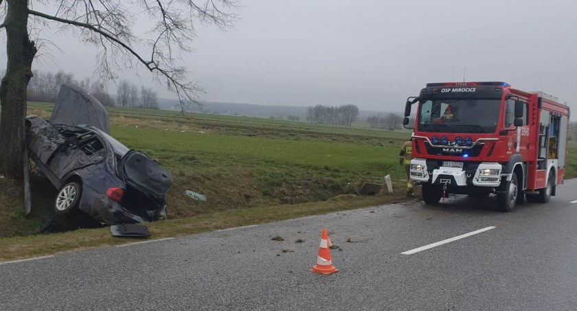 Wypadek w miejscowości Jeziorko. Za kierownicą pojazdu 21-latek