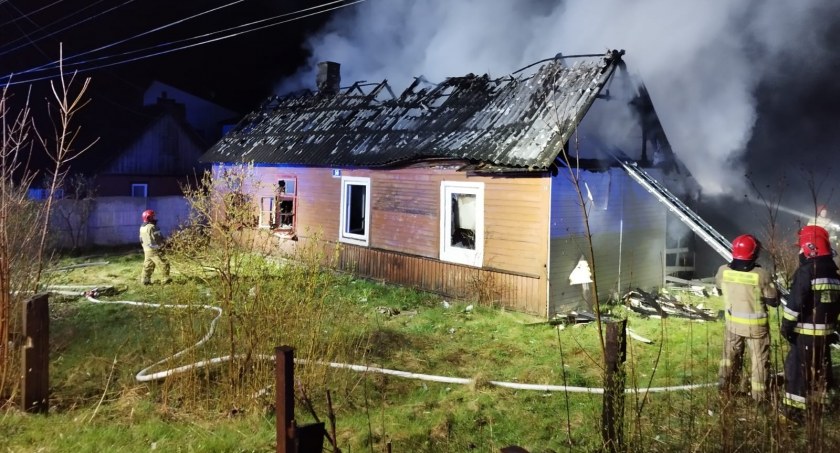 Nocny pożar w Majkowie. Dach budynku płonął niczym zapałka