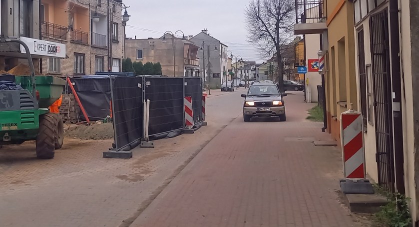 Bulwersujący objazd po chodniku!