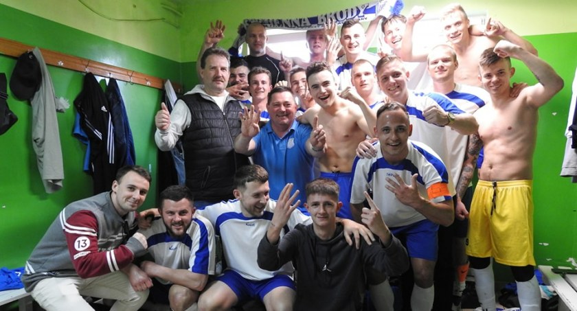 Hitowe derby powiatu dla drużyny Tomasza Wójtowicza. W czołówce ścisk