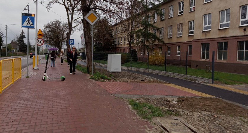 Ścieżki rowerowe a budowa ogrodzeń przy szkołach średnich w Starachowicach