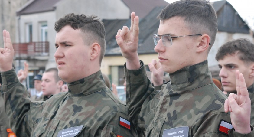 Ślubowanie klas mundurowych i niemundurowych w Starachowicach. Dla dobra Ojczyzny 