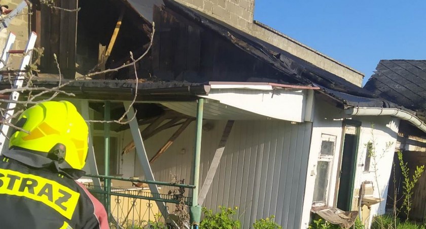 Pożar w Wielkiej Wsi. Dach gospodarczego budynku w ogniu