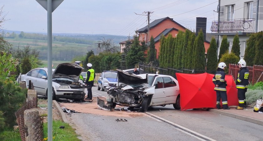 PILNE: wypadek na drodze w Dąbrowie w gminie Pawłów. Tragiczna śmierć dziecka