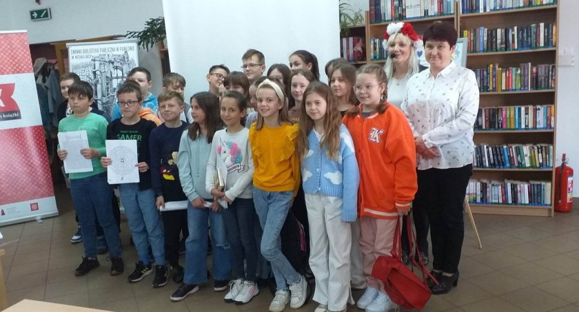 Edukacyjne warsztaty z powieściopisarką w pawłowskiej bibliotece