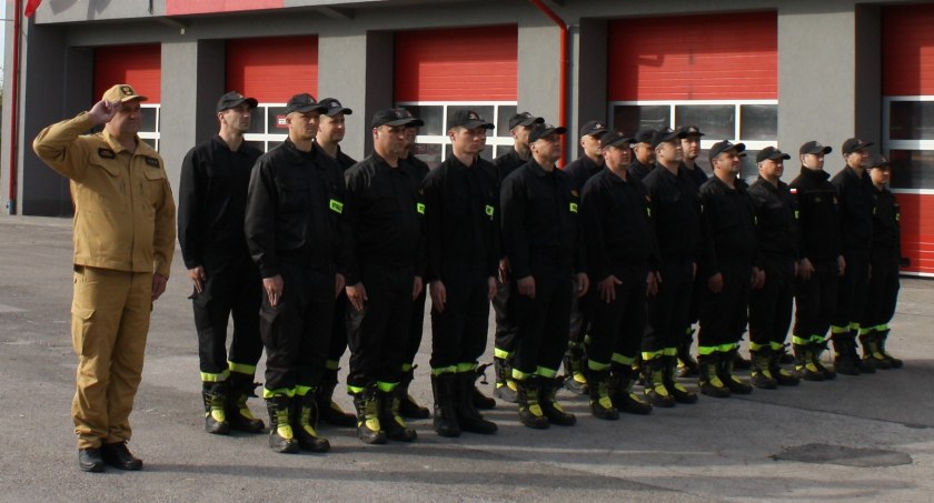 Dzień flagi w Komendzie Powiatowej Państwowej Straży Pożarnej w Starachowicach