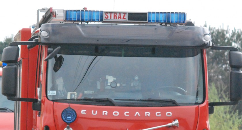 Śmierć w mieszkaniu w Starachowicach. Policjanci i strażacy w akcji