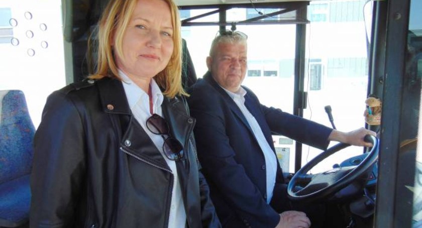 Żona i mąż za kółkami miejskich autobusów