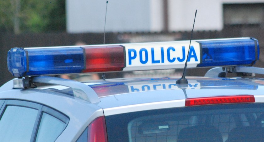 Zderzenie dwóch samochodów w Starachowicach. Policjanci i ratownicy medyczni na miejscu