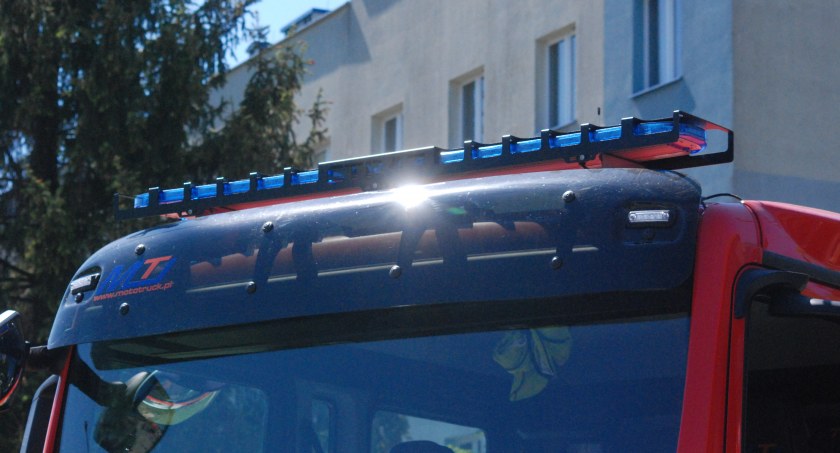 Strażacy KP PSP Starachowice na ratunek seniorce. Interwencja w bloku na ul. Wojska Polskiego