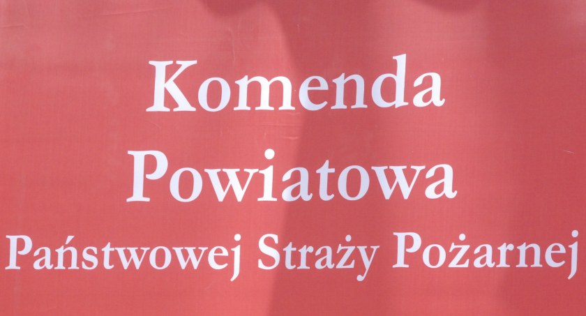 Strażacy siłowo otwierali drzwi do mieszkania. Interwencja w sobotni poranek
