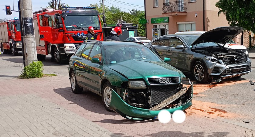 Zderzenie dwóch aut na ul. 1 Maja w Skarżysku-Kamiennej. Sprawczynią kobieta z powiatu starachowickiego 