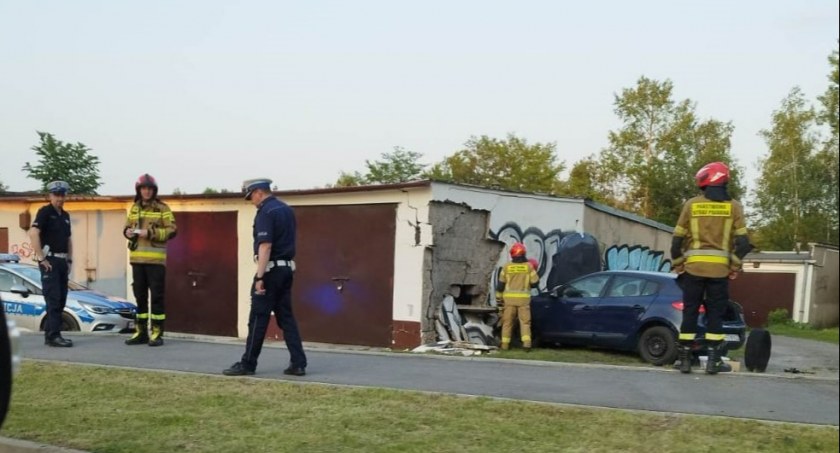 Stracił panowanie nad autem i wjechał w garaż. Starachowiccy policjanci i strażacy na miejscu