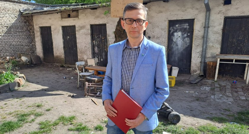 Radny Dariusz Nowak zaapelował do władz miasta. Mieszkania socjalne przy ul. Piłsudskiego do remontu