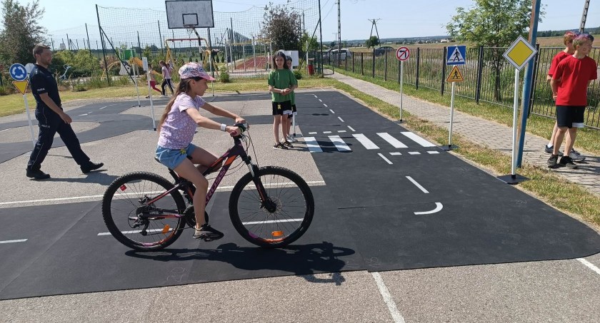 Mobilne miasteczko przy szkole w Osinach