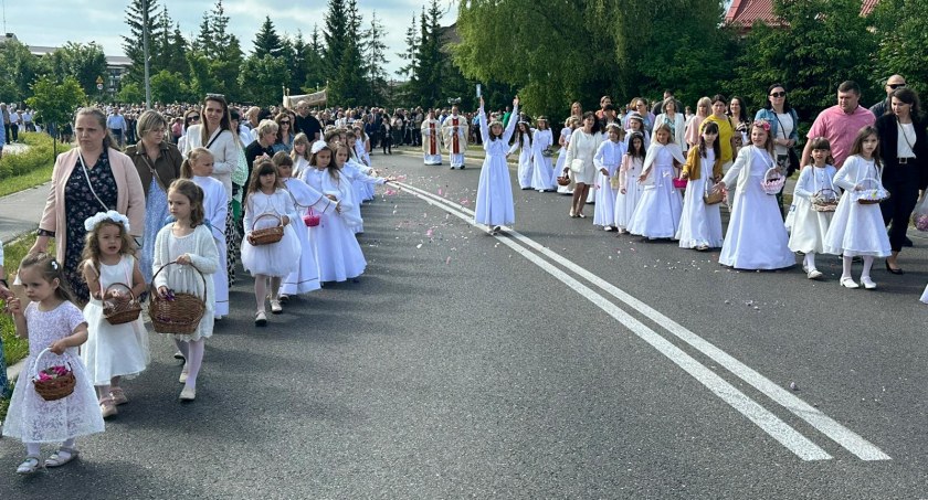 Procesja Bożego Ciała na os. Południe w Starachowicach [ZDJĘCIA]