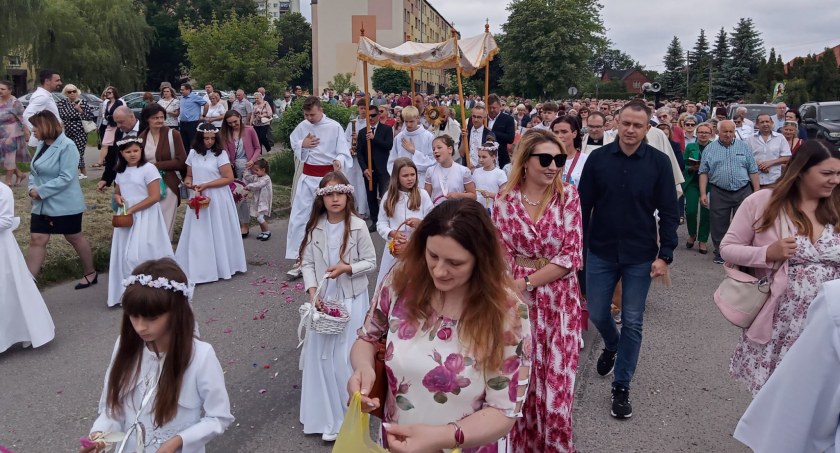 W procesji do czterech ołtarzy w parafii pw. Najświętszego Serca Jezusowego w Starachowicach [zdjęcia]