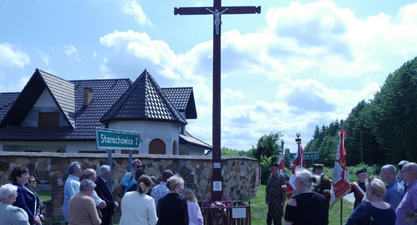 Msza, powstańczy krzyż, pamiątkowa tablica  na Ratajach
