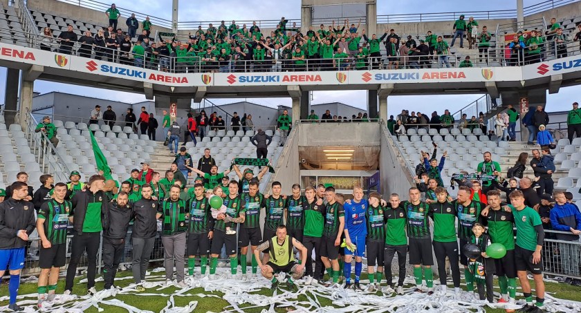 Kibice dziękują piłkarzom Staru Starachowice po finale Pucharu Polski (zdjęcia i film)