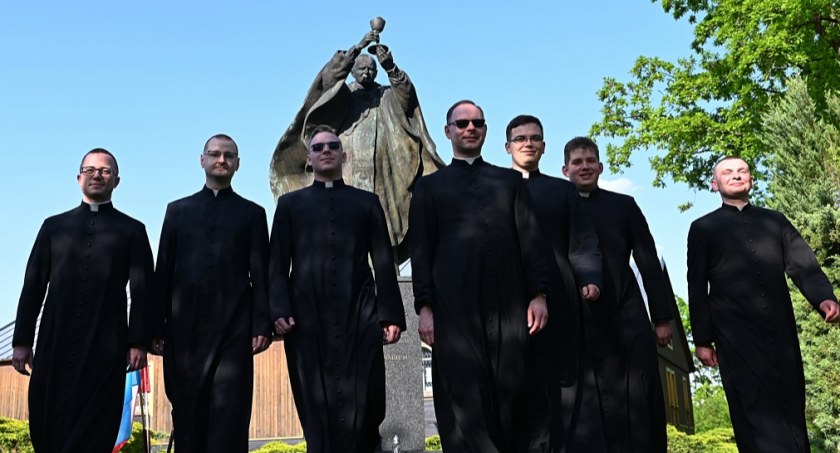 Znamy parafie, w których będą pracować neoprezbiterzy Ks. Bartosz Fijałkowski i ks. Gracjan Kolendowski