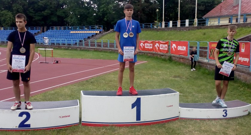 Maksymilian Dziułka na podium lekkoatletycznych mistrzostw województwa. Podwójnie szczęśliwy