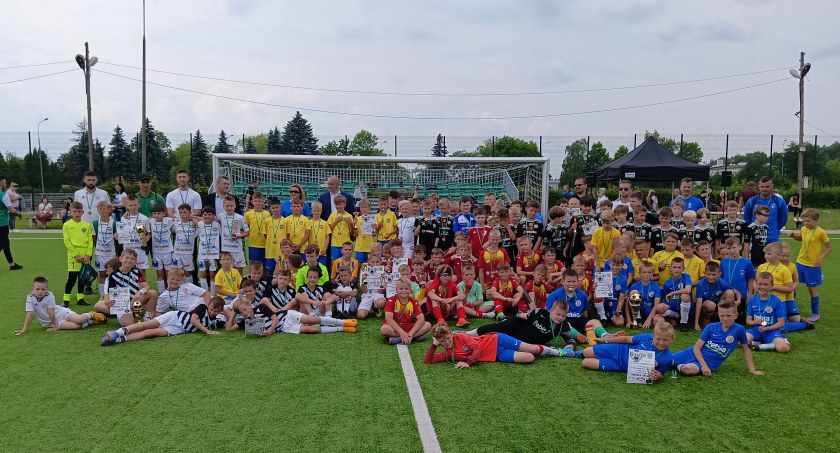 Akademia Piłkarska SKS Star Starachowice na podium. Walczyli o puchar firmy Skura Team