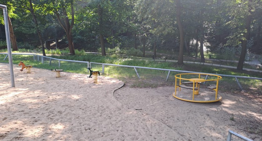 Wypadek w Parku Miejskim w Starachowicach. Poszkodowane dwoje dzieci