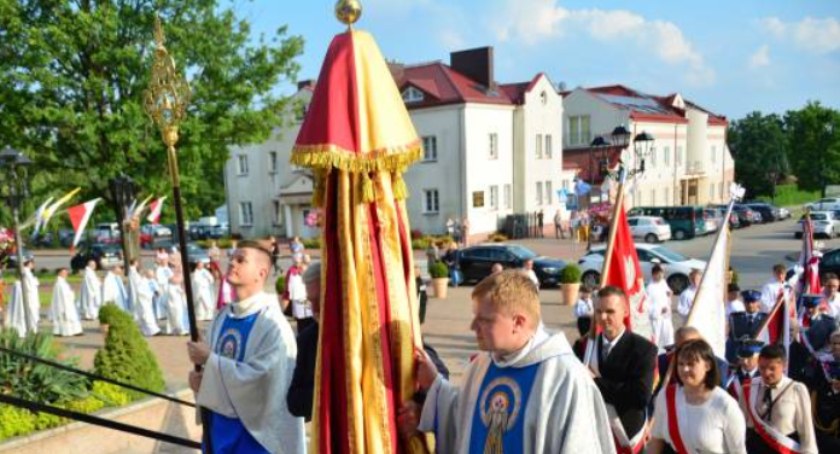 Papieskie regalia w skarżyskiej Bazylice od ks. Józefa Orzechowskiego