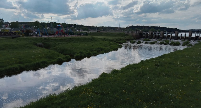 Nad wąchockim zalewem praca wre