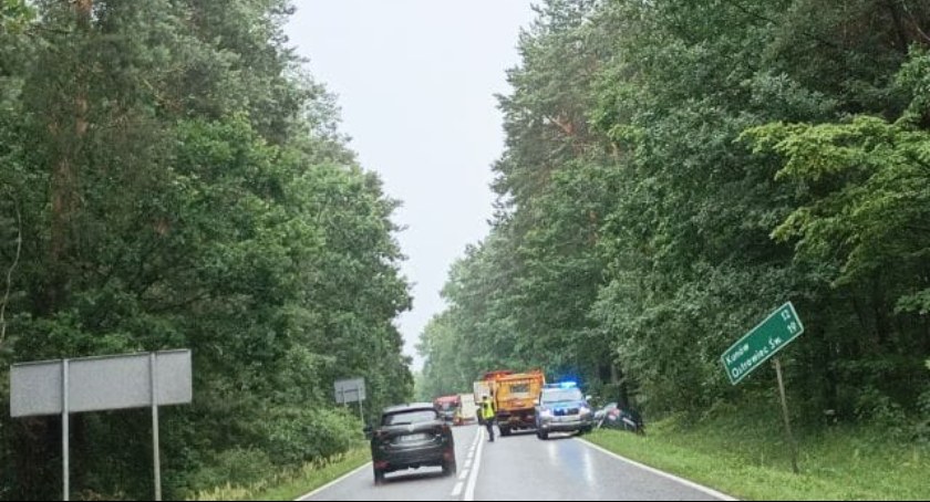 PILNE: zderzenie trzech pojazdów w Brodach. Jeden pas ruchu zablokowany