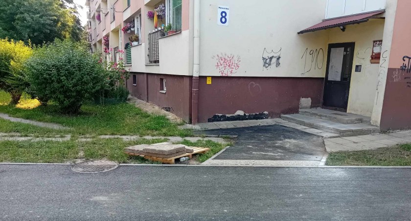 Jest dojście do bloków przy ul. Harcerskiej