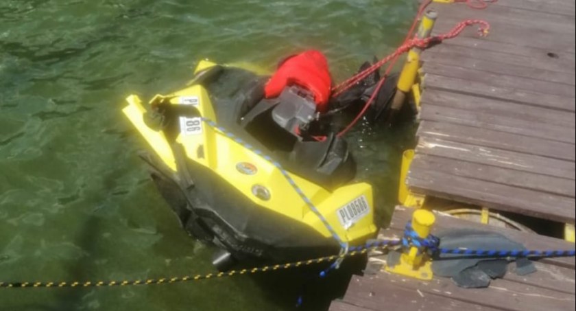 Wypadek na zalewie w Brodach. Skuterem wodnym w drewniany pomost