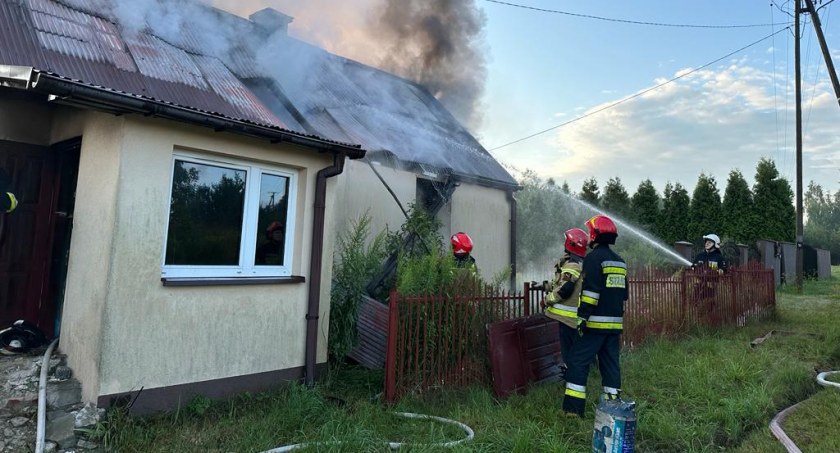 Pożar w miejscowości Ruda. Z groźnym żywiołem walczyło 7 zastępów straży pożarnej