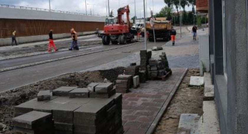 Kolejny raz zdejmowana jest kostka na chodniku przy sklepach na ulicy Sportowej. Handlowcy i klienci mają dość