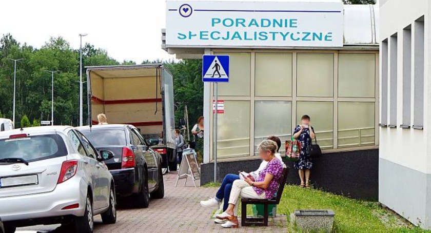 Za mało ławeczek przy starachowickim szpitalu!