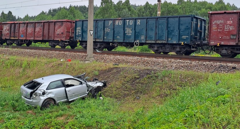 Z OSTATNIEJ CHWILI: zderzenie samochodu z pociągiem w Wąchocku. Strażacy, policja i pogotowie na miejscu 