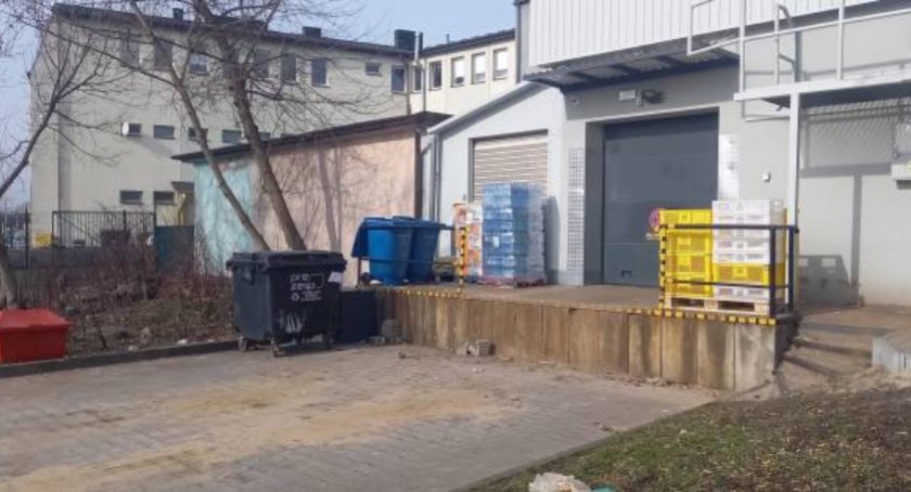 Staruszek stracił przytomność podczas interwencji policjantów. Starachowicka policja pilnuje sklepowego śmietnika! FINAŁ