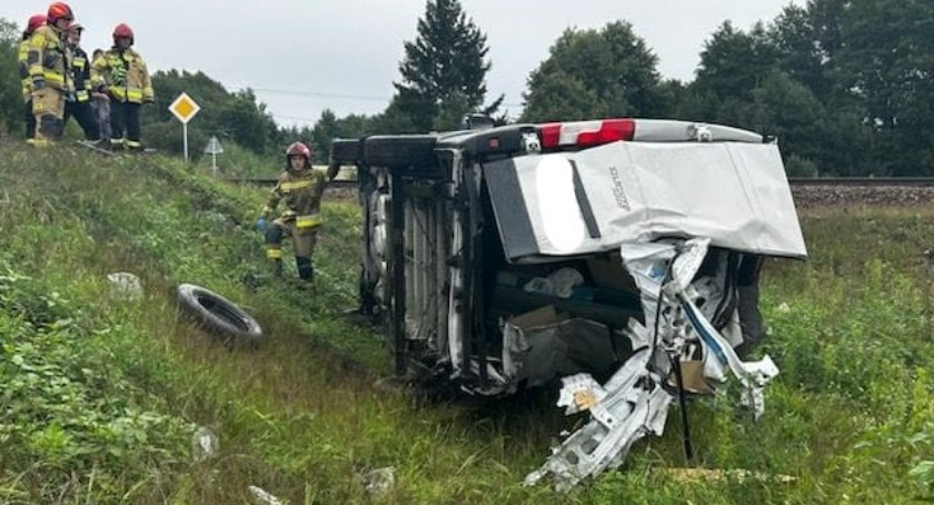 PILNE: dramat na przejeździe kolejowym w Wąchocku. Pociąg uderzył w samochód osobowy