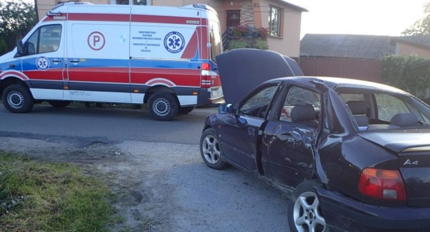 Wypadek w gminie Pawłów. Kierowca audi A4 prosto w słup