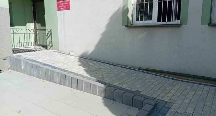Podjazd do starachowickiego Urzędu Miasta jest, ale jak z niego korzystać?