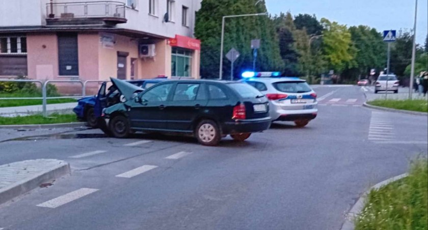 Pilne! Wypadek na ul. Konstytucji 3 Maja w Starachowicach. Policja kieruje ruchem