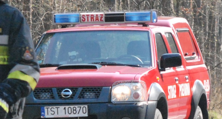 Senior spadł z łóżka. Pomagali ratownicy z KP PSP Starachowice